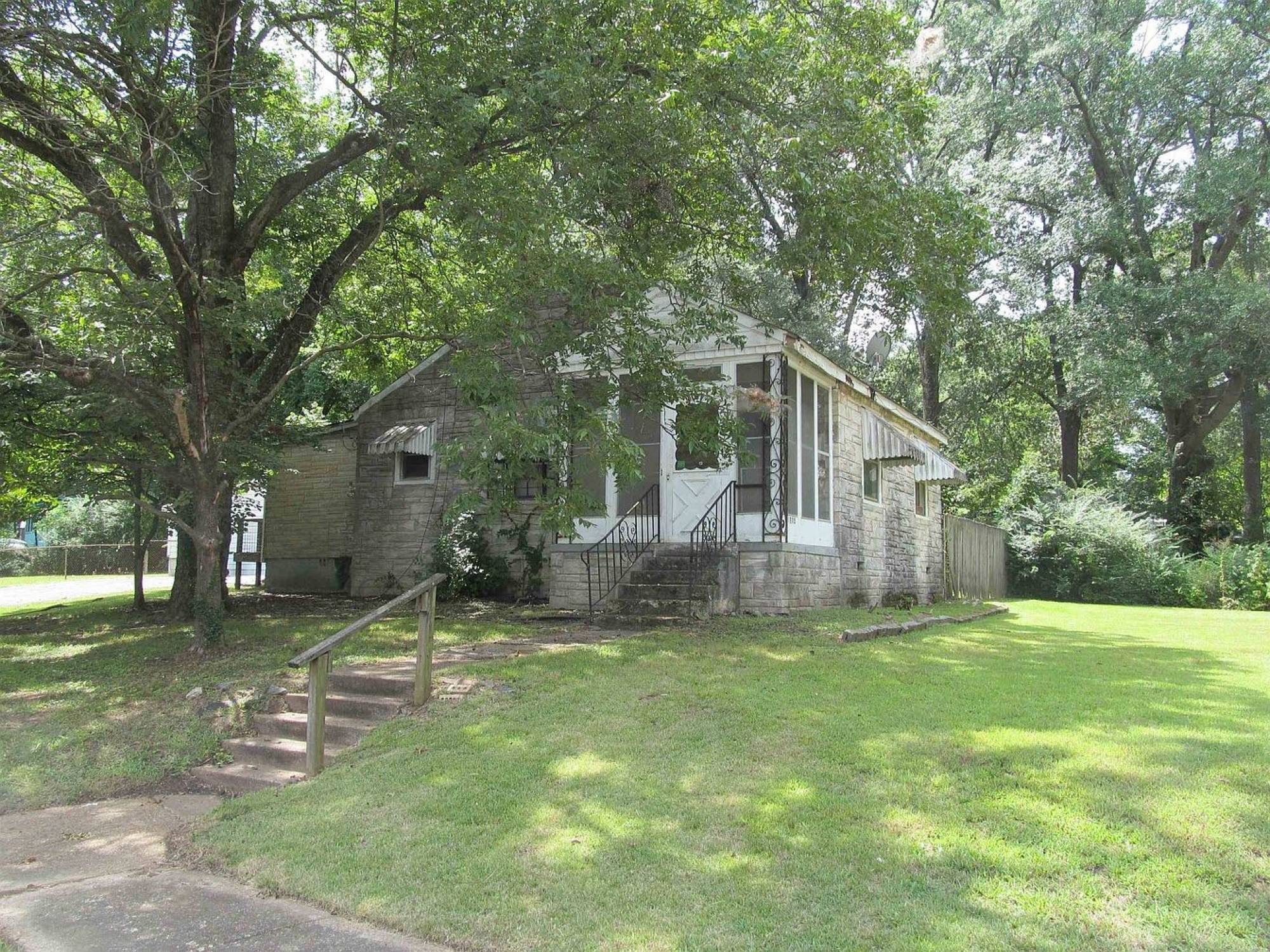 1905 Whitney Ave. Memphis TN 38127