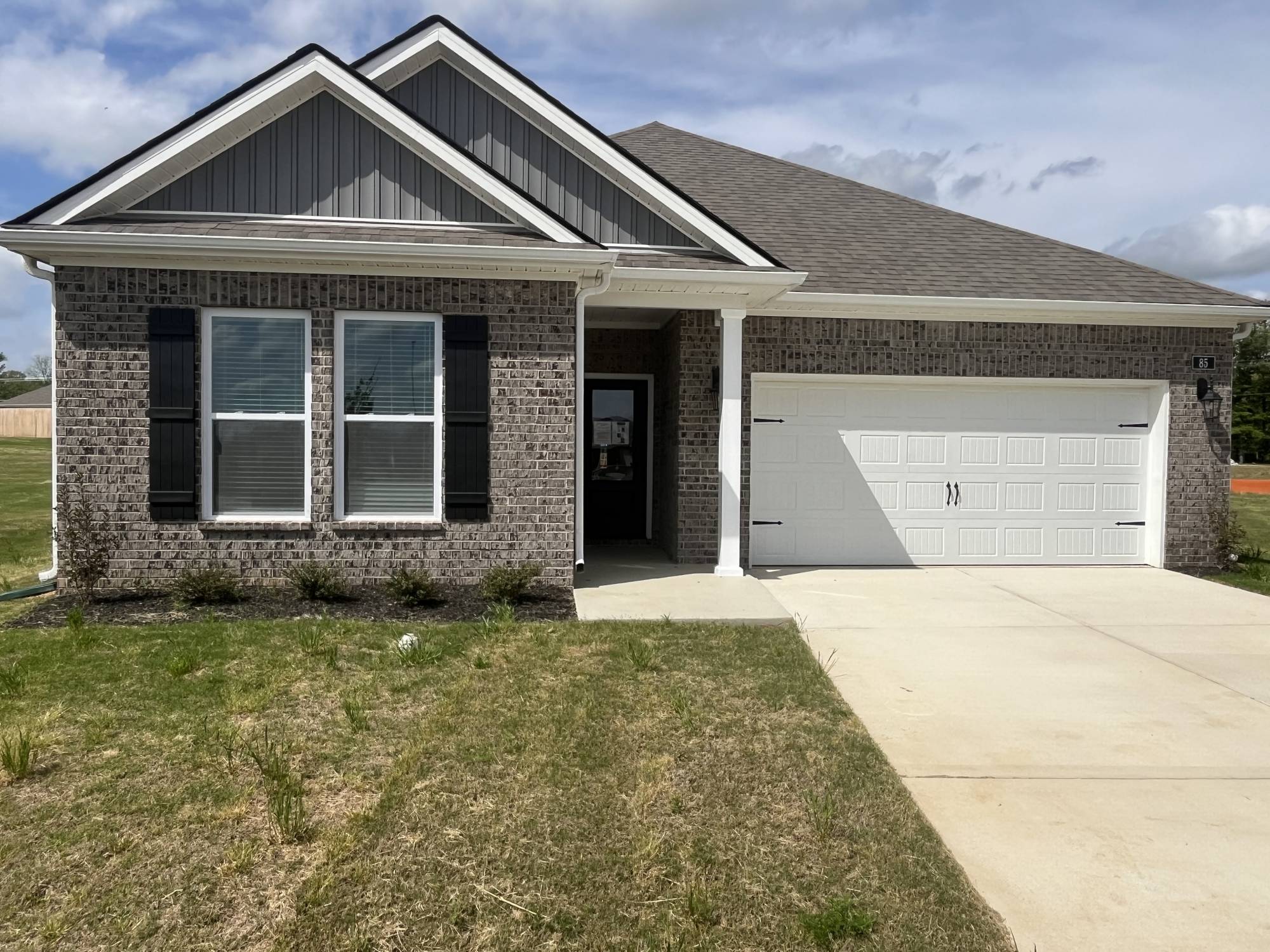 85 Burr Oak Cv Oakland TN 38060